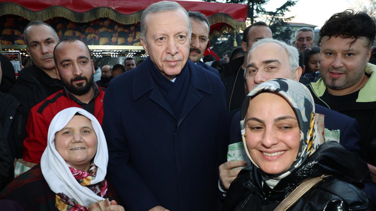 Cumhurbaşkanı Erdoğan Sultanahmet'te Vatandaşların Kandilini Kutladı