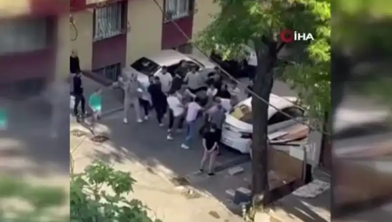 Madde Bağımlılığına Dikkat Çeken Meydan Dayakları: Toplumun Gemisi Mi Yola Çıkıyor?