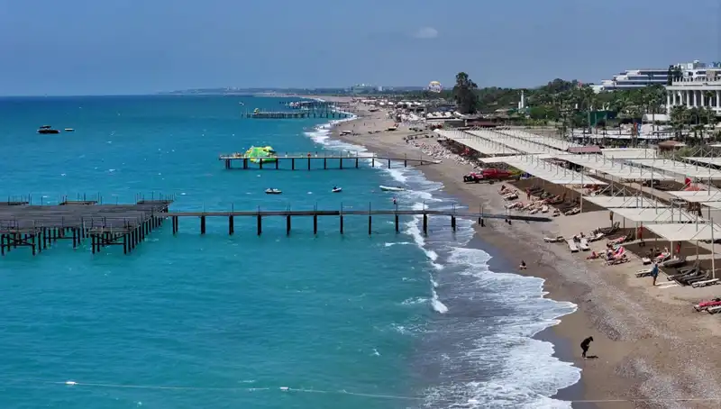 Antalya Sahillerinde Güneşli Havanın Keyfi: Tatilcilerin Tercihi