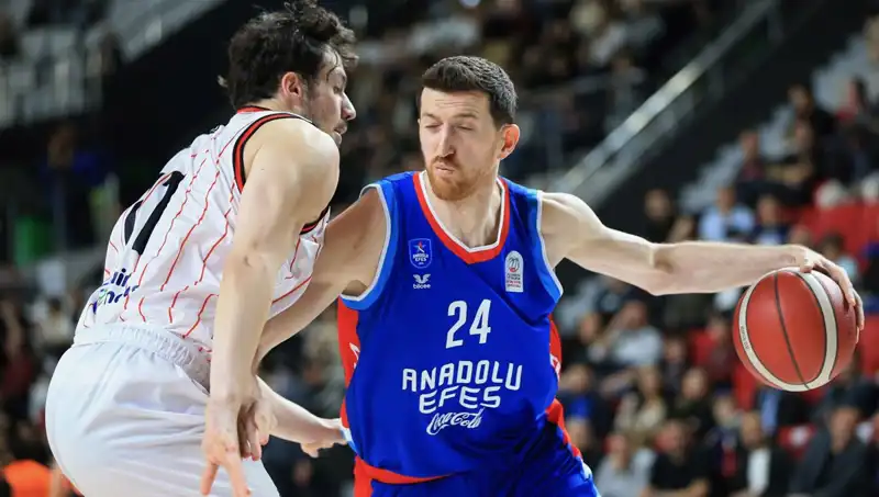 Anadolu Efes, Euroleague'de Şampiyonluk Yolunda Kritik Maçta Ter Döküyor