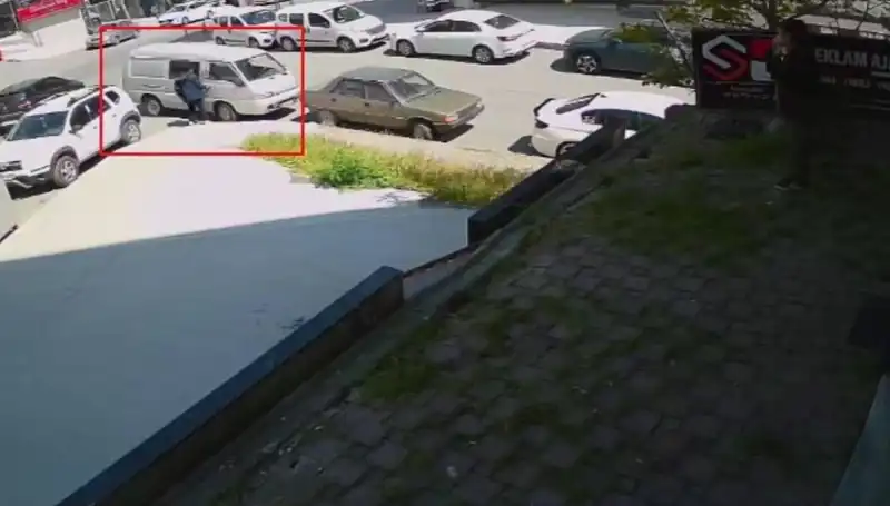 Hırsız Suçüstü Yakalandı: Olay Anı Kameralara Yansıdı