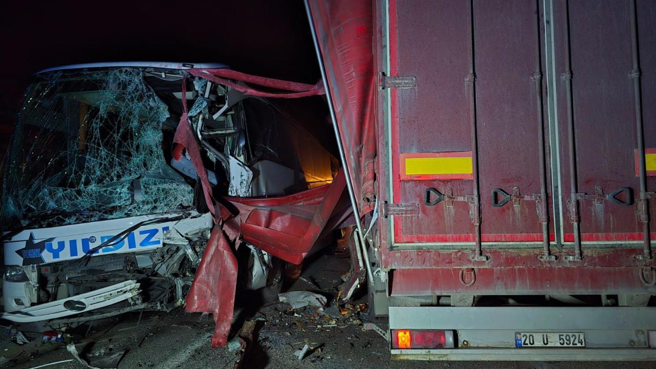 Afyonkarahisar'da Yolcu Otobüsü Kazası Şehrin Trafiğini Felç Etti!