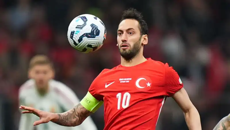 Fenerbahçe'nin Hakan Çalhanoğlu Teklifi: Mourinho'nun Stratejik İhtiyacı mı?