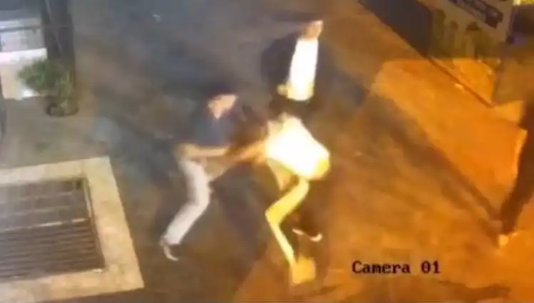 İstanbul'un Sokaklarında Tekmeli Yumruklu Kavga Görenleri Şaşkına Çeviriyor!