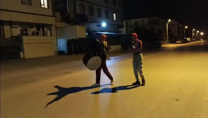 ** Erzincan Sokaklarında Sahur Neşesi: "Örümcek Adamlar" Davul Zurna Eşliğinde Eğlenceyi Dumanlıyor!**