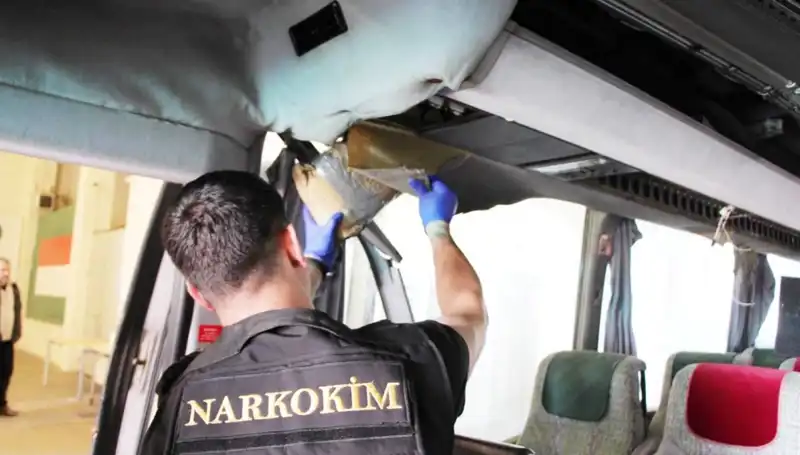 Sınırdan Geçen Otobüste 77 Kilogram Uyuşturucu Ele Geçirildi!