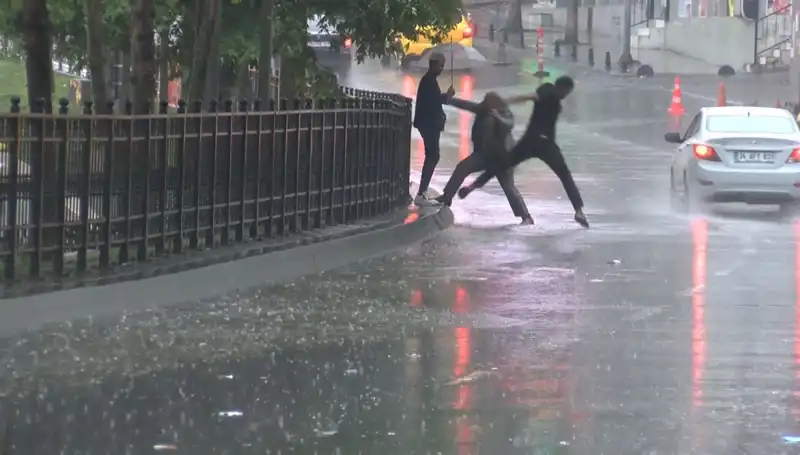 İstanbul ve İzmir İçin Turuncu Kodlu Meteoroloji Alarmı: Hava Durumu Tehlikesi