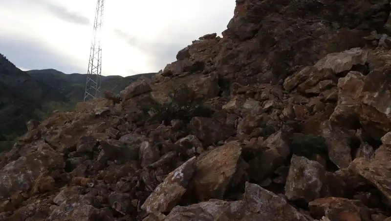 Erzurum'da İnanılmaz Heyelan: Dev Kayalar Yolu Ulaşıma Kapandı