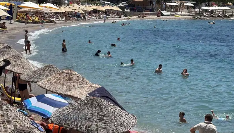 Sıcak Havalar İzmir'i Sararken, Plajlar Doğasıyla Dolduruldu!