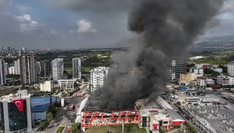 Mersin’deki Fabrika Yangınına TOMA ile Müdahale Edildi